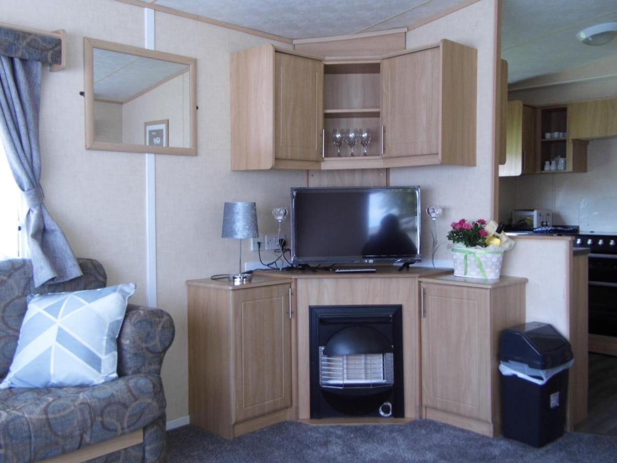 Oakdene -3 Bedroom Caravan Holiday park Weeley